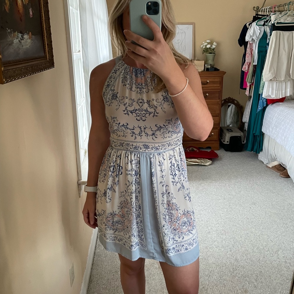 BCBG size 4 dress with white, blue, peach print